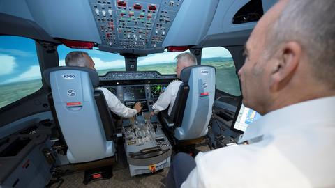 Flight training session in a full flight simulator