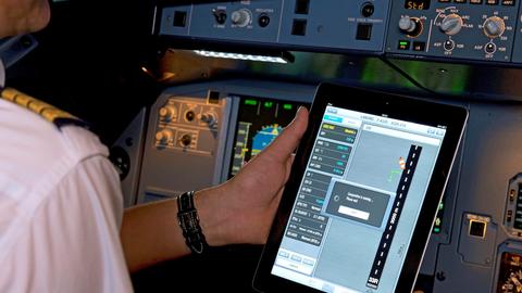 Pilot with A320 typical EFB installations Pilot with A320 typical EFB installations
