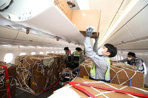 Asiana-A350-Cargo-After-Modification-Loading