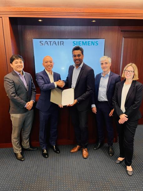 Signing ceremony of the Satair and Siemens SAS contract at AIX 2022 in Hamburg. From left to right: Toh Ming Zong, Product Manager, Satair, Lee Shu Hwee, Head of Concept Product Management, Satair Andry Rakotomanga, Director of Aerospace Operations, Sieme