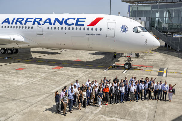 Group photo in front of the 21st Air France Airbus A350 EVE-2678-04-Air France new cabin reveal-group picture-03