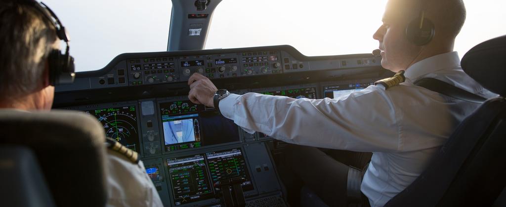 A350-1000 cockpit with pilots