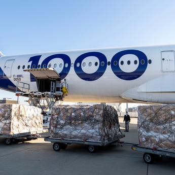 A350-1000 receives cargo in Tianjin 