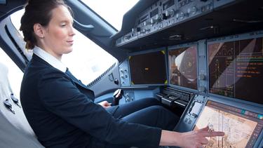 Microsoft_surface_EFB_software_A350XWB_cockpit_cropped