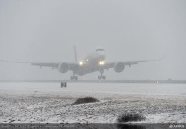 A350-900 Airbus MSN001 landing A350-900 Airbus MSN001 landing