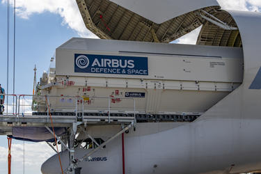 Unloading of hotbird satellite in KSC-USA Unloading of hotbird satellite in KSC-USA
