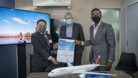 Nilo Thaddeus Rodriguez, Chief Financial Officer, Philippine Airlines (left) with Christian Scherer, Head of International and Airbus Chief Commercial Officer (centre) and Anand Stanley, President Airbus Asia-Pacific (right)