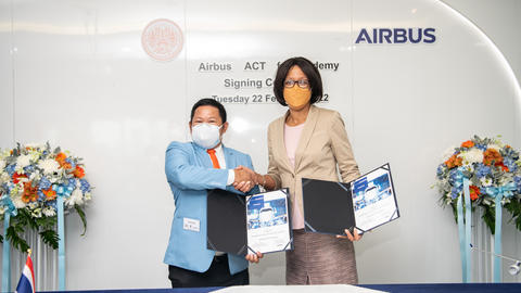 Asst. Prof. Dr. Soemsak Yooyen, Dean of IAAT, KMITL and Valerie Manning, Senior Vice President, Airbus Training & Flight Operations Services