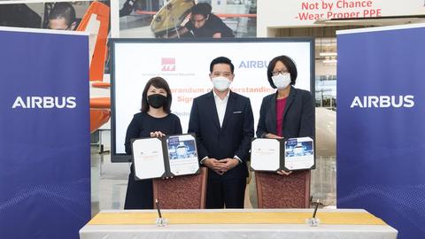 ITE CEO Low Khah Gek (left) and Airbus SVP Training & Flight Operations Services Valerie Manning (right) sign an agreement on aerospace training collaboration, witnessed by Mr Alvin Tan, Singapore Minister of State (Centre)