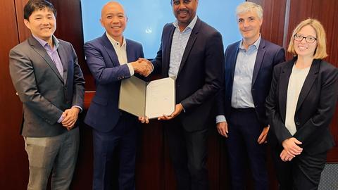 Signing ceremony of the Satair and Siemens SAS contract at AIX 2022 in Hamburg. From left to right: Toh Ming Zong, Product Manager, Satair, Lee Shu Hwee, Head of Concept Product Management, Satair Andry Rakotomanga, Director of Aerospace Operations, Sieme