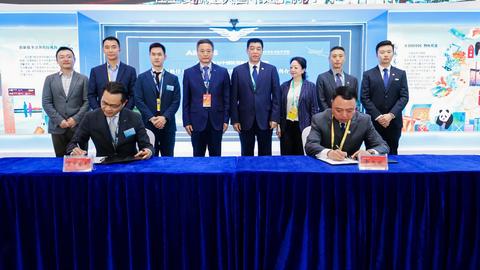 Signee from left to right: HU Yongdong, MA Jianxin, witness from left to right: XU Bin, LIU Keqiang, ZHAO Chen, George XU, GUAN Lixin，LIU Ying, ZHANG Jun, ZHANG Xuesong