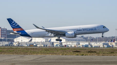 A350-900 flightlab taking off