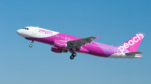 a320 peach taking off