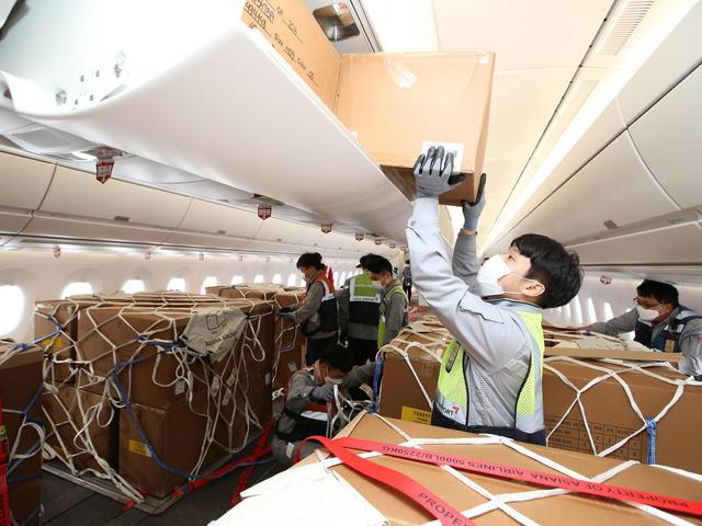 Asiana-A350-Cargo-After-Modification-Loading