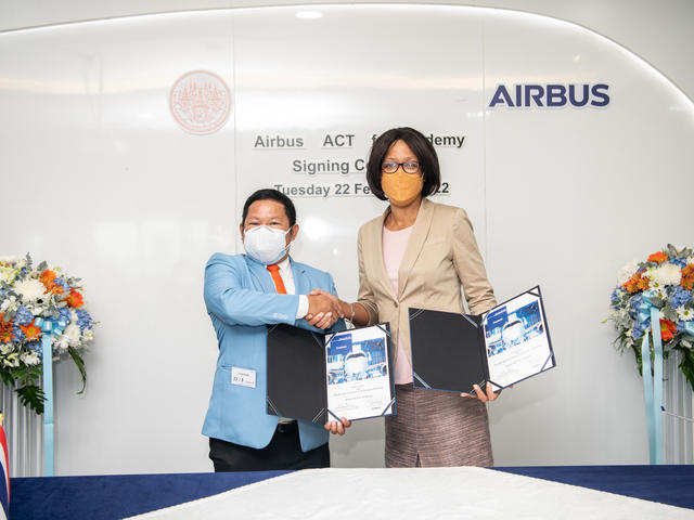 Asst. Prof. Dr. Soemsak Yooyen, Dean of IAAT, KMITL and Valerie Manning, Senior Vice President, Airbus Training & Flight Operations Services
