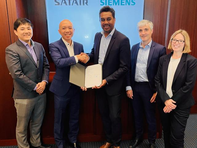 Signing ceremony of the Satair and Siemens SAS contract at AIX 2022 in Hamburg. From left to right: Toh Ming Zong, Product Manager, Satair, Lee Shu Hwee, Head of Concept Product Management, Satair Andry Rakotomanga, Director of Aerospace Operations, Sieme