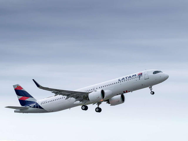 An Airbus A321neo with the LATAM livery taking off