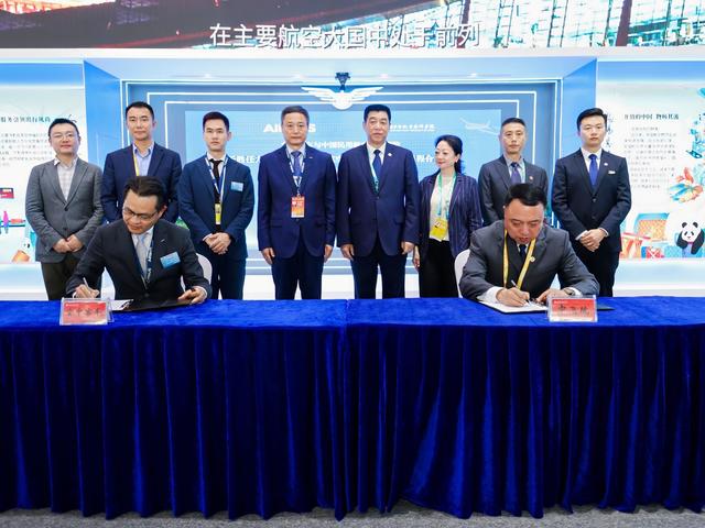 Signee from left to right: HU Yongdong, MA Jianxin, witness from left to right: XU Bin, LIU Keqiang, ZHAO Chen, George XU, GUAN Lixin，LIU Ying, ZHANG Jun, ZHANG Xuesong