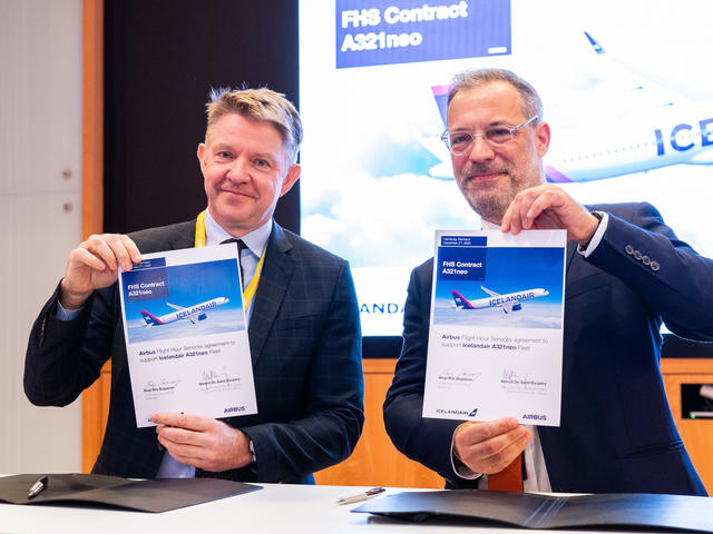 Signature ceremony - Bogi Nils, CEO of Icelandair and Benoit de Saint Exupery, VP Sales Airbus