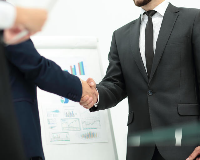 People shaking hands People shaking hands