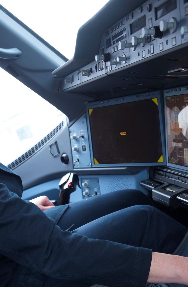 Microsoft_surface_EFB_software_A350XWB_cockpit_cropped Microsoft_surface_EFB_software_A350XWB_cockpit_cropped