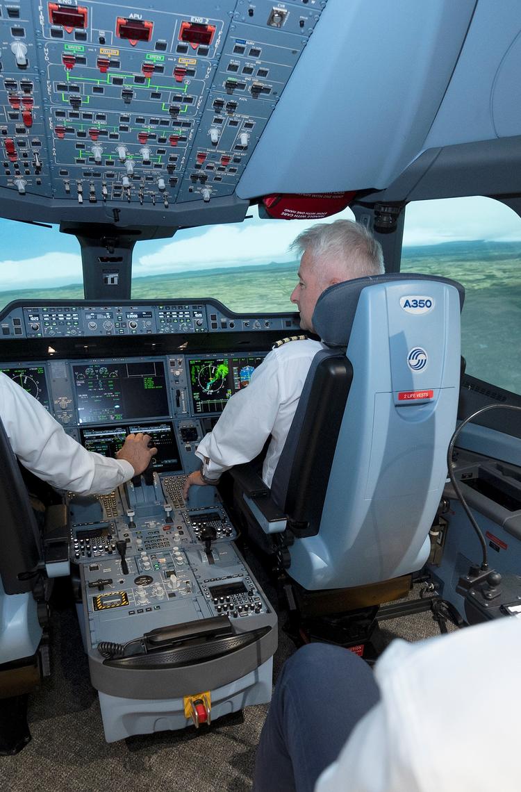 Flight training session in a full flight simulator
