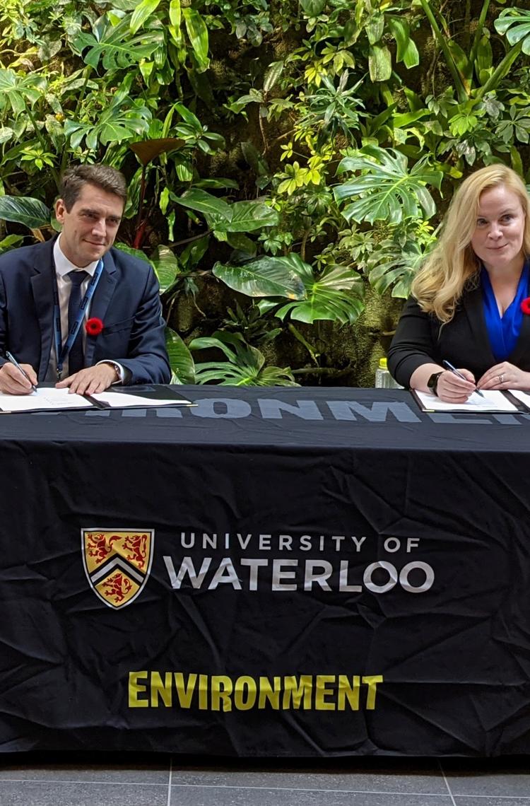 Thomas Lagaillarde NAVBLUE & Suzanne Kearns - WISA sign agreement (copyright NAVBLUE)