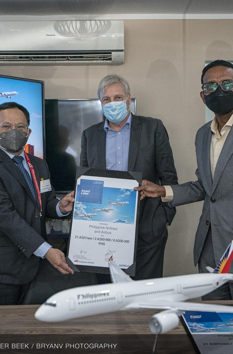 Nilo Thaddeus Rodriguez, Chief Financial Officer, Philippine Airlines (left) with Christian Scherer, Head of International and Airbus Chief Commercial Officer (centre) and Anand Stanley, President Airbus Asia-Pacific (right)