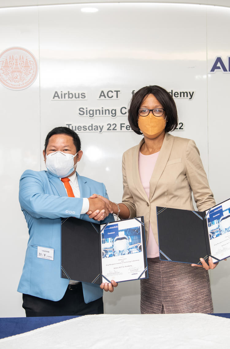 Asst. Prof. Dr. Soemsak Yooyen, Dean of IAAT, KMITL and Valerie Manning, Senior Vice President, Airbus Training & Flight Operations Services