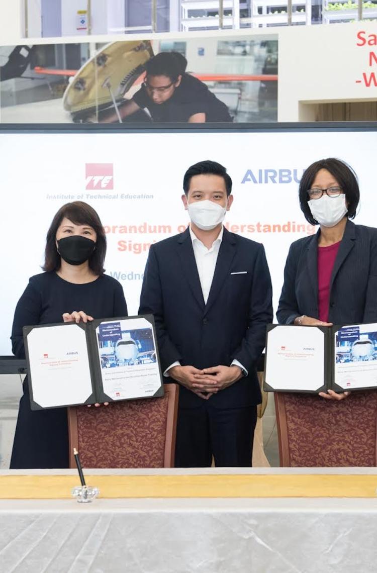ITE CEO Low Khah Gek (left) and Airbus SVP Training & Flight Operations Services Valerie Manning (right) sign an agreement on aerospace training collaboration, witnessed by Mr Alvin Tan, Singapore Minister of State (Centre)