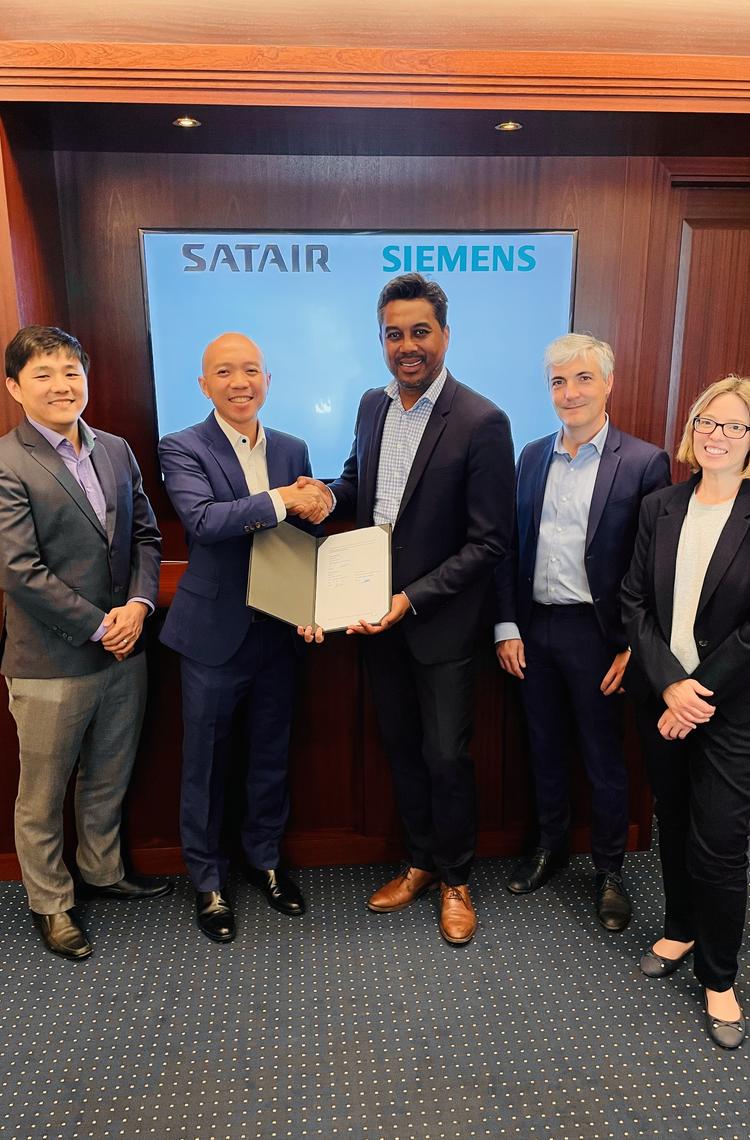 Signing ceremony of the Satair and Siemens SAS contract at AIX 2022 in Hamburg. From left to right: Toh Ming Zong, Product Manager, Satair, Lee Shu Hwee, Head of Concept Product Management, Satair Andry Rakotomanga, Director of Aerospace Operations, Sieme