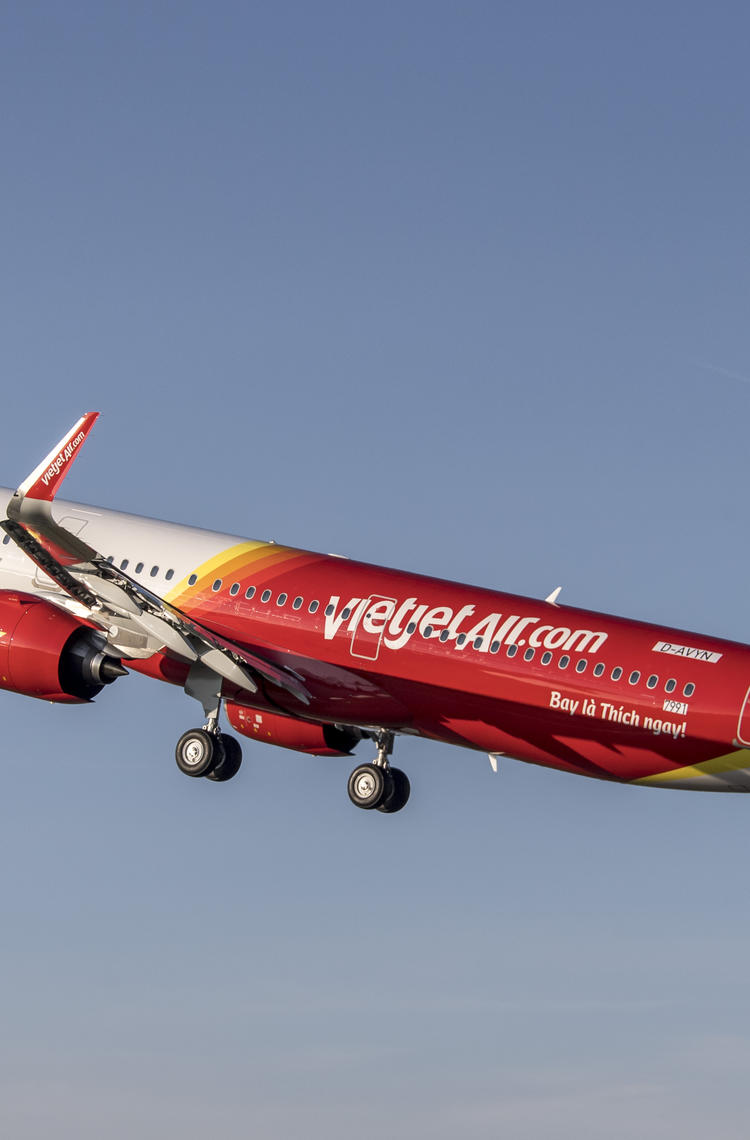 An A321neo Vietjet taking off
