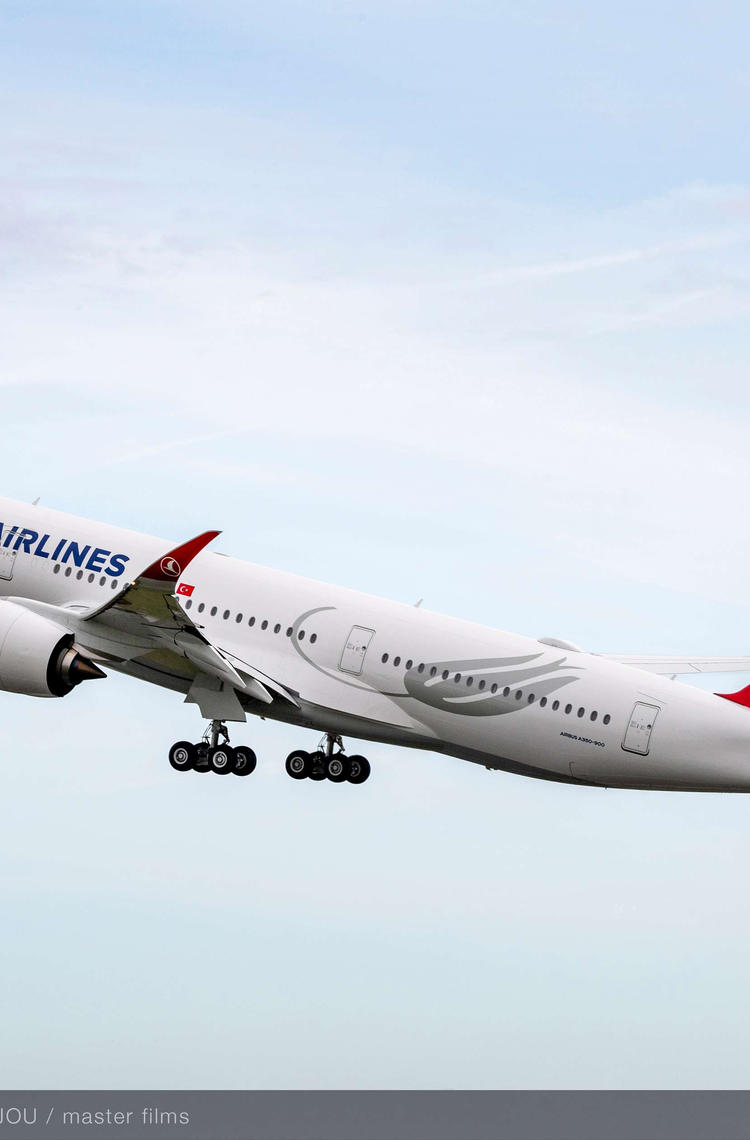 A350-900 Turkish Airlines taking off