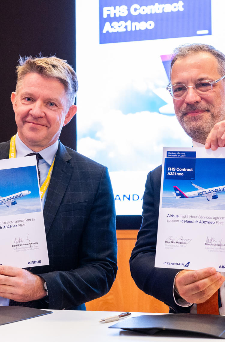Signature ceremony - Bogi Nils, CEO of Icelandair and Benoit de Saint Exupery, VP Sales Airbus