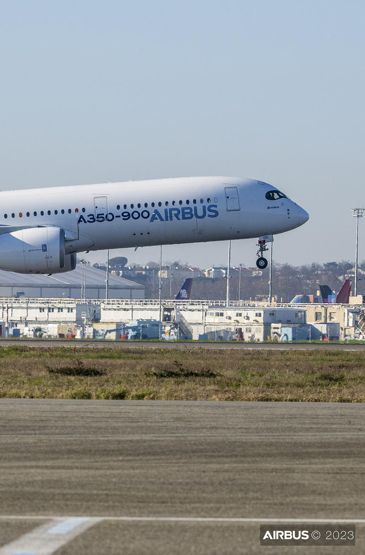 A350-900 flightlab taking off